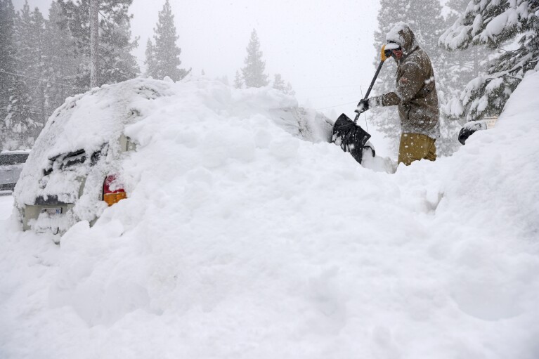 Jake Coleman saca su auto por North Lake Boulevard mientras la nieve continúa cayendo en Tahoe City, California, el sábado 2 de marzo de 2024. (Jane Tyska/Bay Area News Group vía AP)