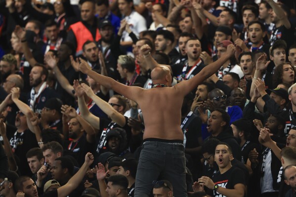 Los hinchas del Paris Saint-Germain alientan durante el partido contra el Olympique de Marsella, el domingo 24 de septiembre de 2023, en París. (AP Foto/Aurelien Morissard)