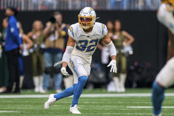 Los Angeles Chargers safety Alohi Gilman (32) against the Kansas