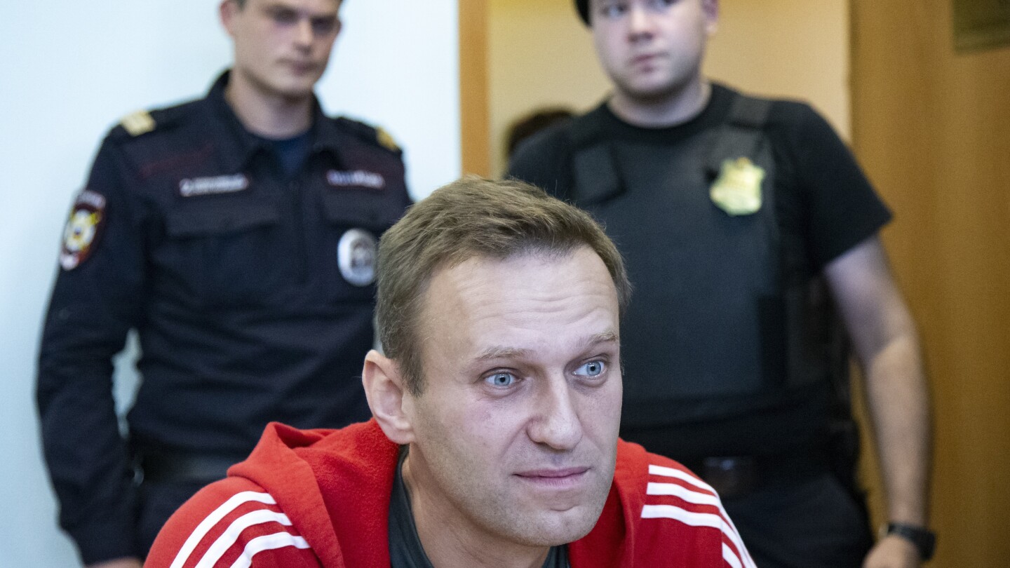 Западни официални лица и критици на Кремъл обвиняват Путин и неговото правителство за смъртта на Навални в затвора