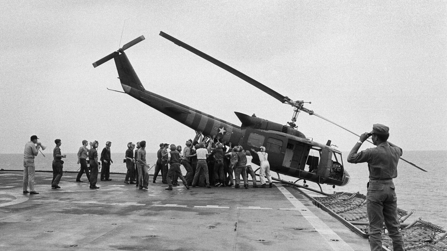 Сутринта на 29 април 1975 г в Сайгон започна масивно