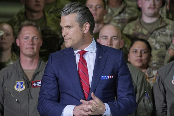 Bộ trưởng Quốc phòng Pete Hegseth đến trước khi Tổng thống Donald Trump phát biểu với các thành viên của Lực lượng Vệ binh Quốc gia Michigan tại Căn cứ Không quân Quốc gia Selfridge, Thứ Ba, ngày 29 tháng 4 năm 2025, tại Harrison Township, Mich. (Ảnh AP/Alex Brandon)
