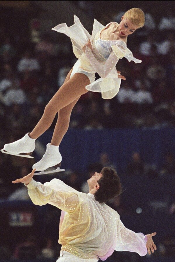 In a short pair competition in the World Figure Skating Competition in Edmonton, Alberta on March 19, 1996, Russian world champion Evgenia Shishikova and Vadim Naoumov will slow down.