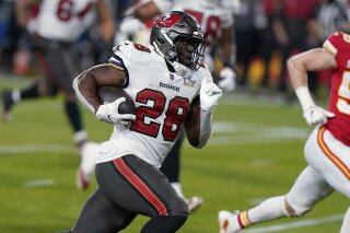 AP source: Fournette agrees to 1-year deal to stay with Bucs