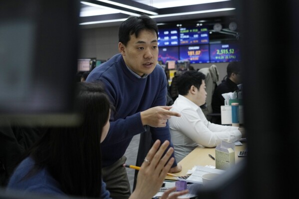 Currency traders work at the foreign exchange dealing room of the KEB Hana Bank headquarters in Seoul, South Korea, Thursday, Nov. 30, 2023. Asian shares were mostly higher Thursday ahead of an update on U.S. consumer inflation and a meeting of oil producers in Vienna. (AP Photo/Ahn Young-joon)