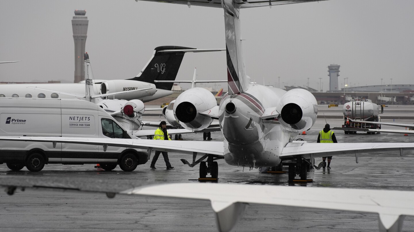 Байдън предлага увеличаване на данъка върху горивото за частни самолети, представяйки го като каране на богатите да плащат своя дял