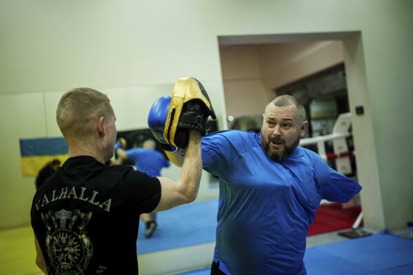 Oleksandr Puzikov, a captain with Ukraine's 127th brigade who lost an arm in a Russian mortar attack, trains at a gym in Kharkiv, Ukraine, on Feb. 10, 2025. (AP Photo/Evgeniy Maloletka)