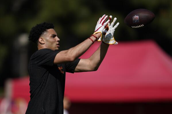 Wide receiver Drake London makes a catch during Southern California NFL football Pro Day Friday, April 15, 2022, in Los Angeles. (AP Photo/Marcio Jose Sanchez)