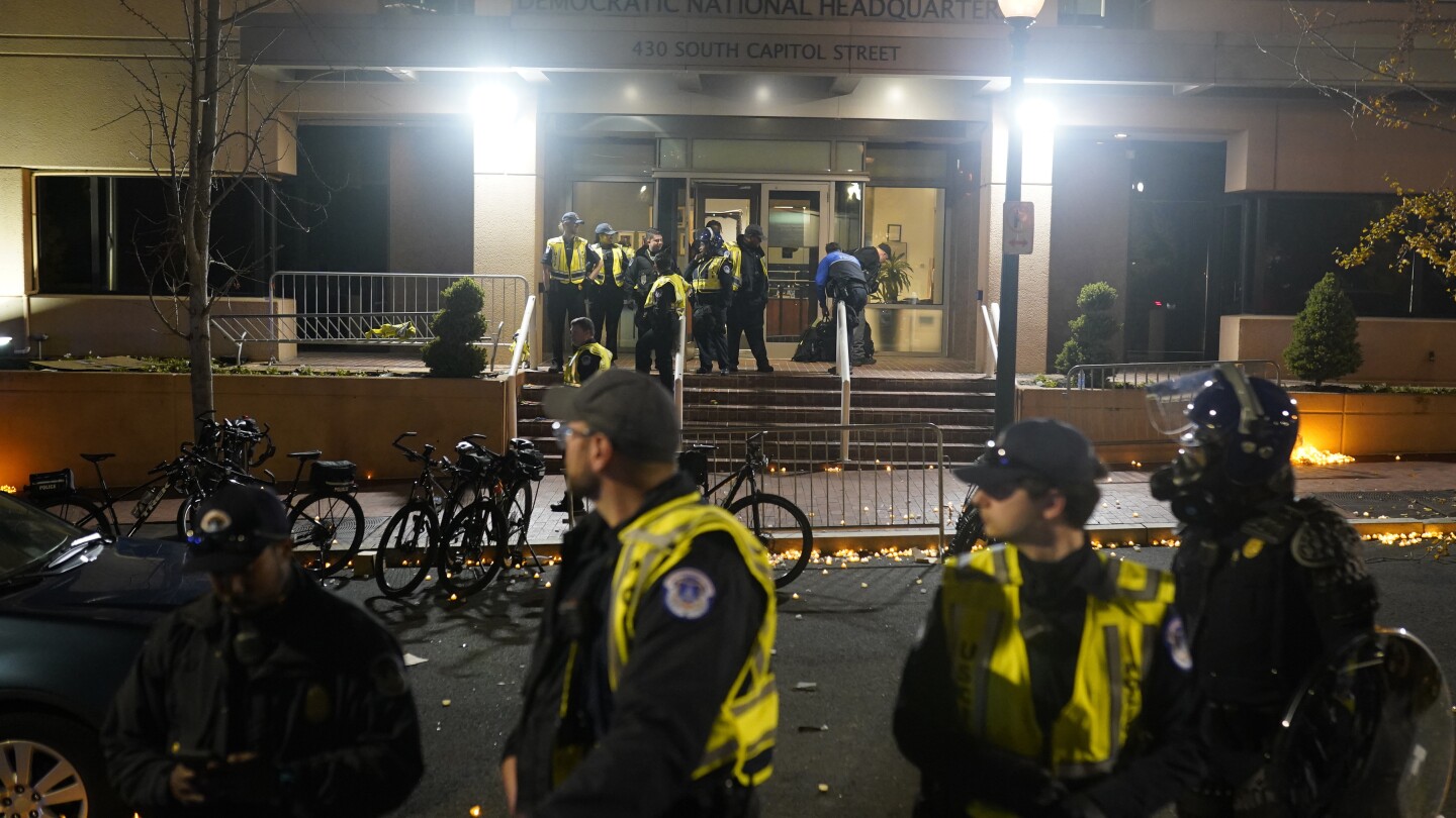 La police procède à des arrestations lors d’une manifestation devant le siège du DNC