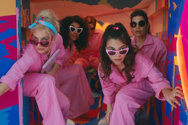 Questa immagine rilasciata dalla Warner Bros. Pictures mostra Margot Robbie, da sinistra, Alexandra Shipp, Michael Cera, Ariana Greenblatt e America Ferrera in una scena di "Barbie".  (Warner Bros. Pictures tramite AP)