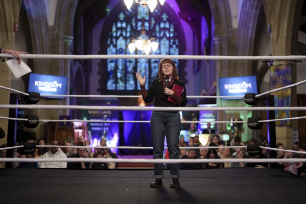 La reverenda Natasha Thomas predica a los espectadores antes del espectáculo de Kingdom Wrestling en la iglesia de San Pedro en Shipley, el sábado 29 de marzo de 2025. (Foto AP/Jon Super)