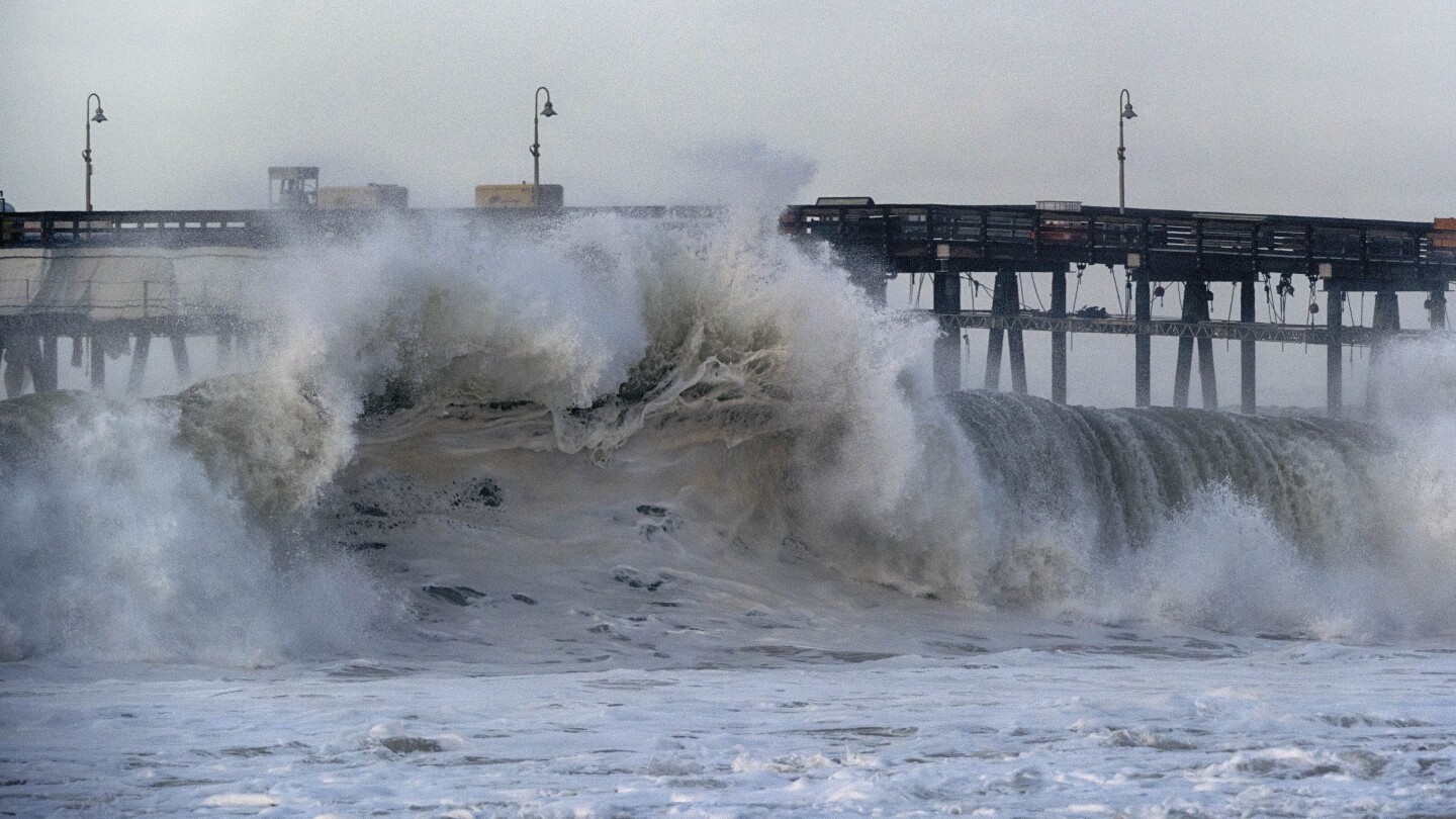 Препоръките за висок сърф остават в сила в някои части на Калифорния, тъй като океанските условия започват да се успокояват