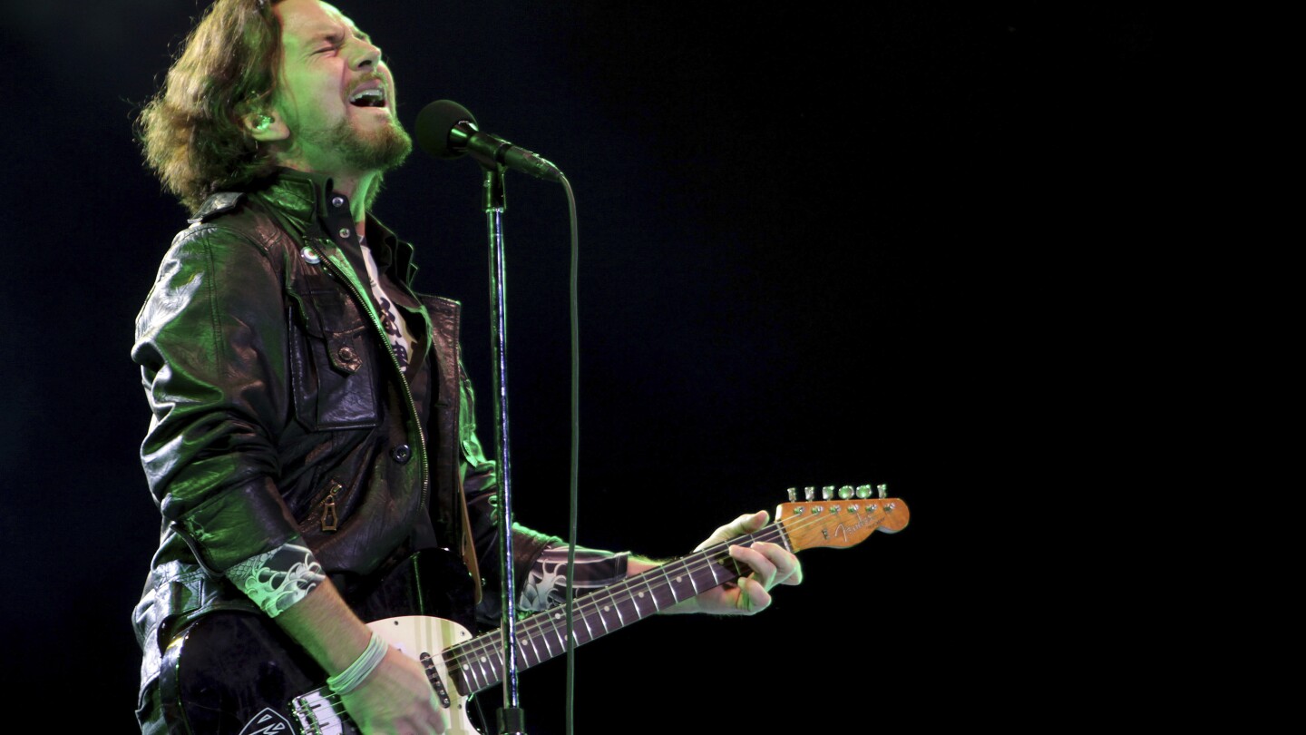 ЗАПАДЕН ХОЛИВУД Калифорния AP — Pearl Jam обяви предстоящия си