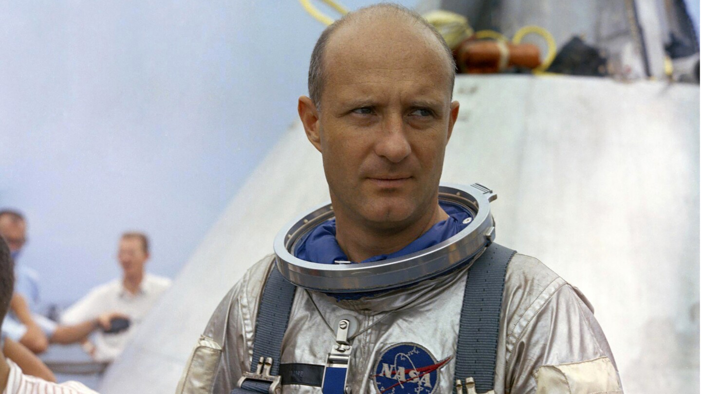 Eidamas 93 metus mirė astronautas Thomas Staffordas, „Apollo 10“ vadas.
