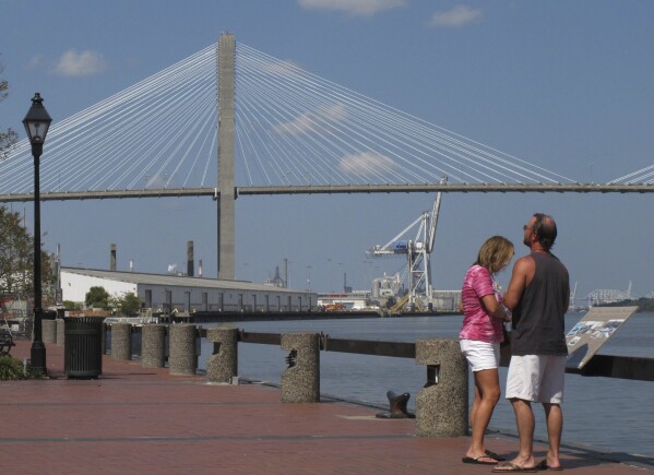 Georgia agency awards contract to raise Savannah bridge to