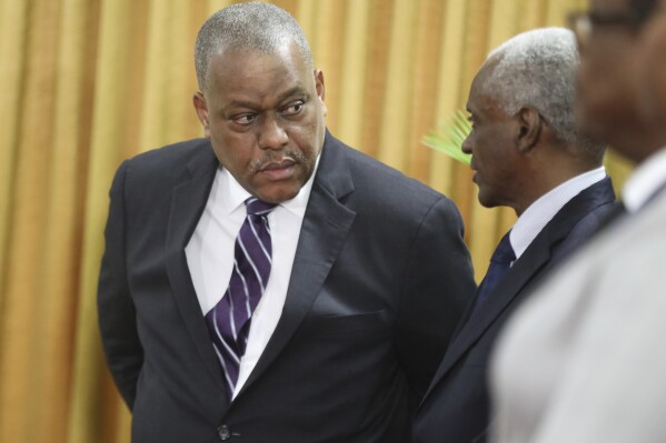 El primer ministro haitiano Garry Conille, izquierda, habla con el presidente del consejo Edgard Leblanc Fils durante su ceremonia de investidura en Puerto PrÃ­ncipe, HaitÃ­, el lunes 3 de junio de 2024. (AP Foto/Odelyn Joseph)