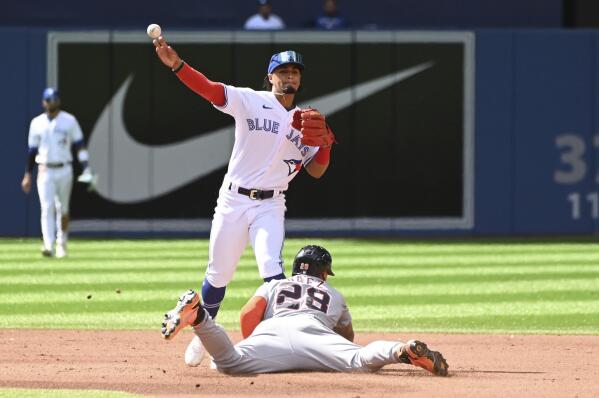 ALTERNATE CROP - Detroit Tigers first baseman Miguel Cabrera makes