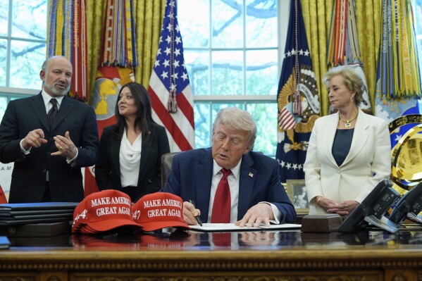El presidente Donald Trump anunció el miércoles 23 de abril de 2025 que tomará una orden ejecutiva relacionada con la educación en la Oficina Oval de la Casa Blanca en Washington como director de Howard Lutnick, Secretario de Trabajo Lori Chavez Deremer y Secretario de Educación de Linda McMahon (AP Photo/Alex Brandon)