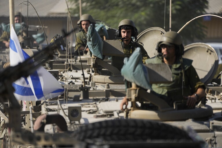 Binh lính Israel tập trung tại một khu vực dàn dựng gần biên giới với Dải Gaza, ở miền nam Israel hôm thứ Ba, ngày 17 tháng 10 năm 2023. (Ảnh AP / Ariel Schalit)