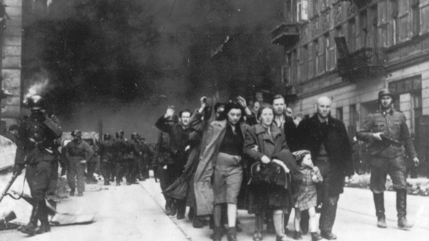 Днес в историята: 16 май нацистите смазват въстанието във Варшавското гето