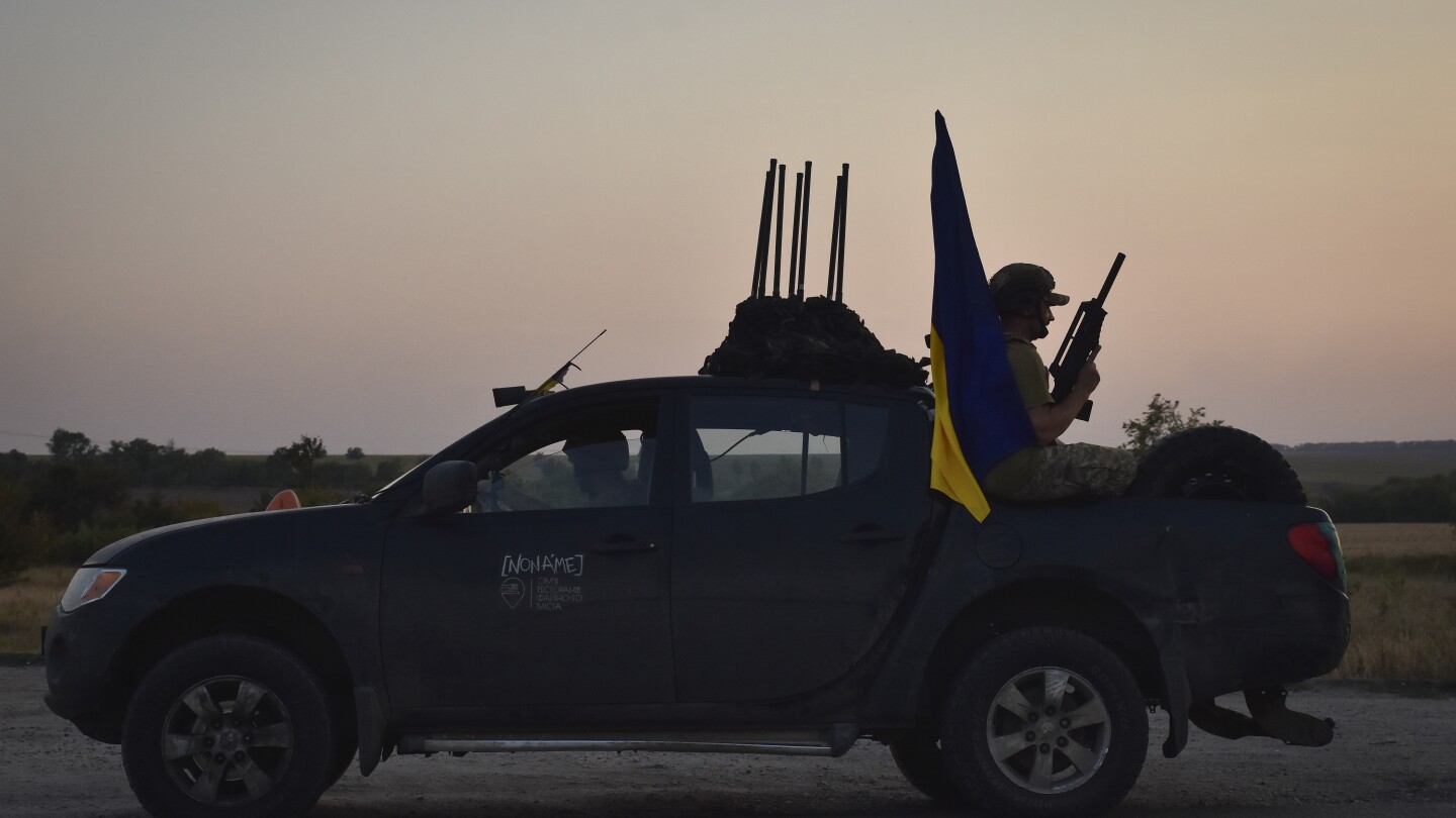 Trzeci dzień z rzędu w rosyjskim magazynie ropy, który stał się celem ukraińskiego ataku dronów, wybuchł ogromny pożar.