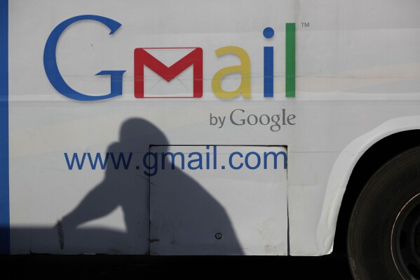 Un aviso publicitario para Gmail de Google, en un autobús, en Lagos, Nigeria, el 17 de septiembre de 2012. (Foto AP /Sunday Alamba)