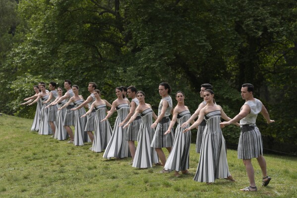 Artistas participam da cerimônia oficial de acendimento da chama das Olimpíadas de Paris, no local da Antiga Olímpia, Grécia, terça-feira, 16 de abril de 2024. (AP Photo/Thanassis Stavrakis)