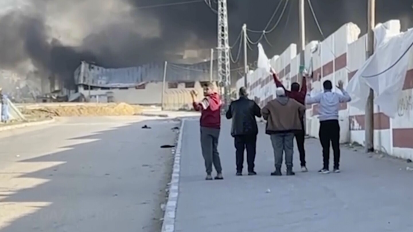 Палестинец е убит, докато е с група, развяваща бяло знаме. Израел казва, че ще го разгледа