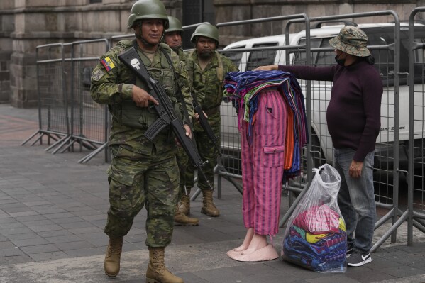Des soldats patrouillent devant le palais du gouvernement pendant l'état d'urgence à Quito, en Équateur, le mardi 9 janvier 2024. Le pays a connu une série d'attaques après que le gouvernement a imposé l'état d'urgence à la suite de la fuite apparente d'un puissant chef de gang de prison.  (Photo AP/Dolores Ochoa)
