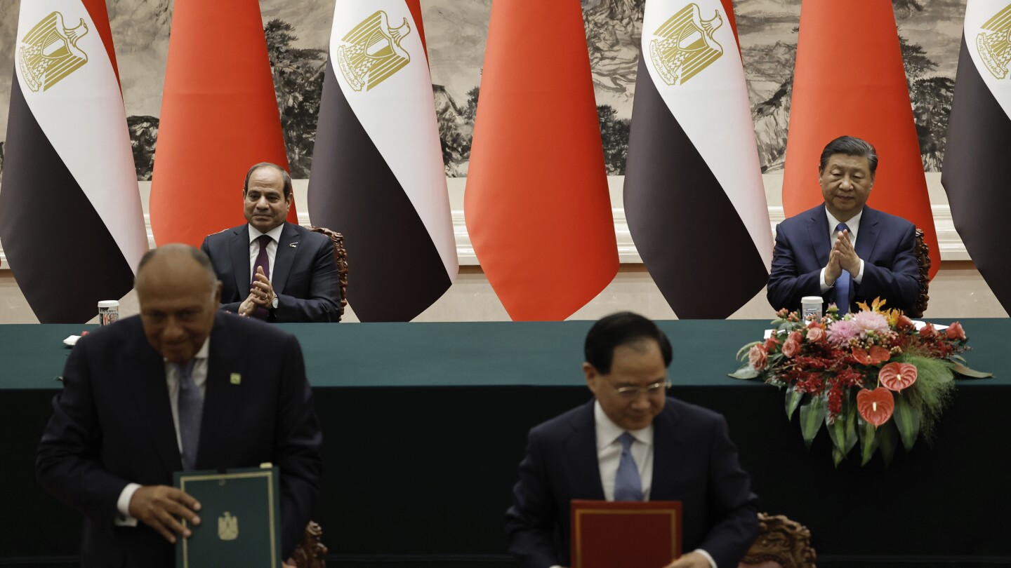 КАИРО AP — Египет и Китай подписаха в сряда споразумения