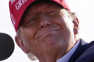 El virtual candidato presidencial republicano, el expresidente Donald Trump, habla en un mitin de campaña el sábado 16 de marzo de 2024 en Vandalia, Ohio. (Foto AP/Jeff Dean)