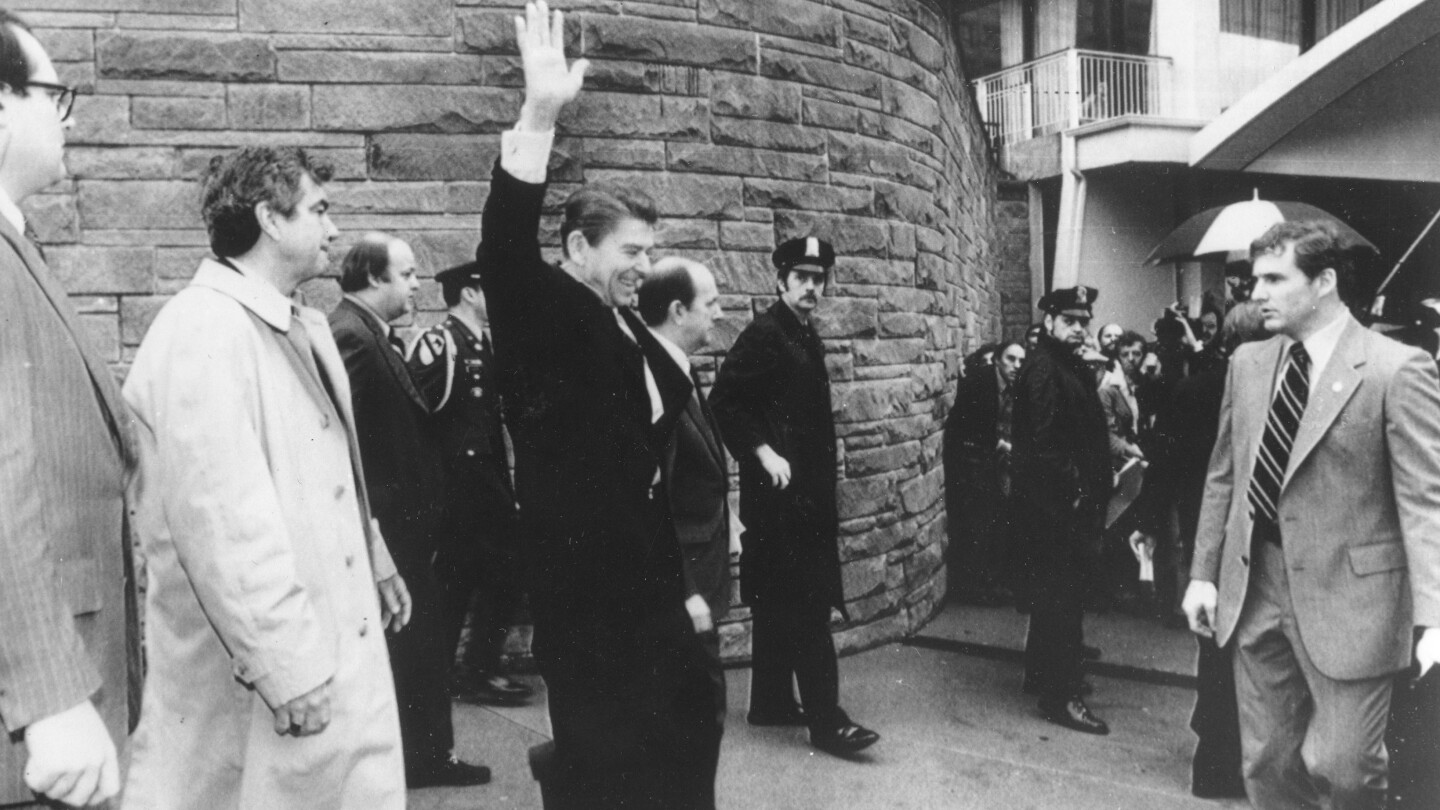Днес в историята:На 30 март 1981 г. президентът Роналд Рейгън