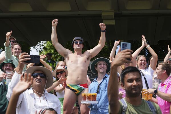 South African players celebrate with the winner¥s trophy after their win in the World Test Championship against Australia at Lord¥s cricket ground in London, Saturday, June 14, 2025. (AP Photo/Kirsty Wigglesworth)