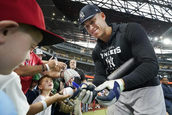 Aaron Judge breaks Joe DiMaggio's rookie home run mark, but Yankees fall