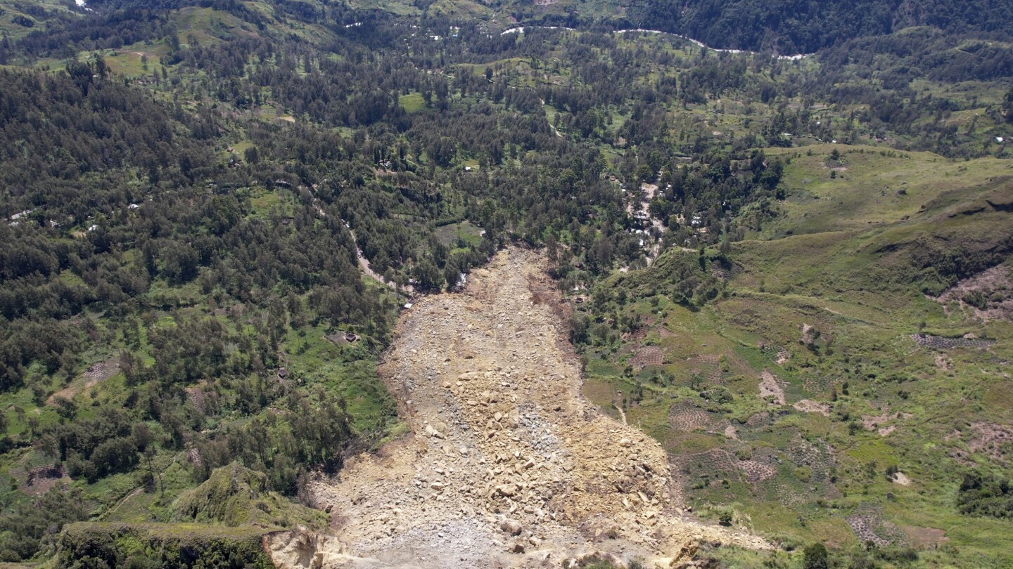 Премиерът на Папуа Нова Гвинея посети мястото на масивно свлачище, за което се смята, че е убило стотици