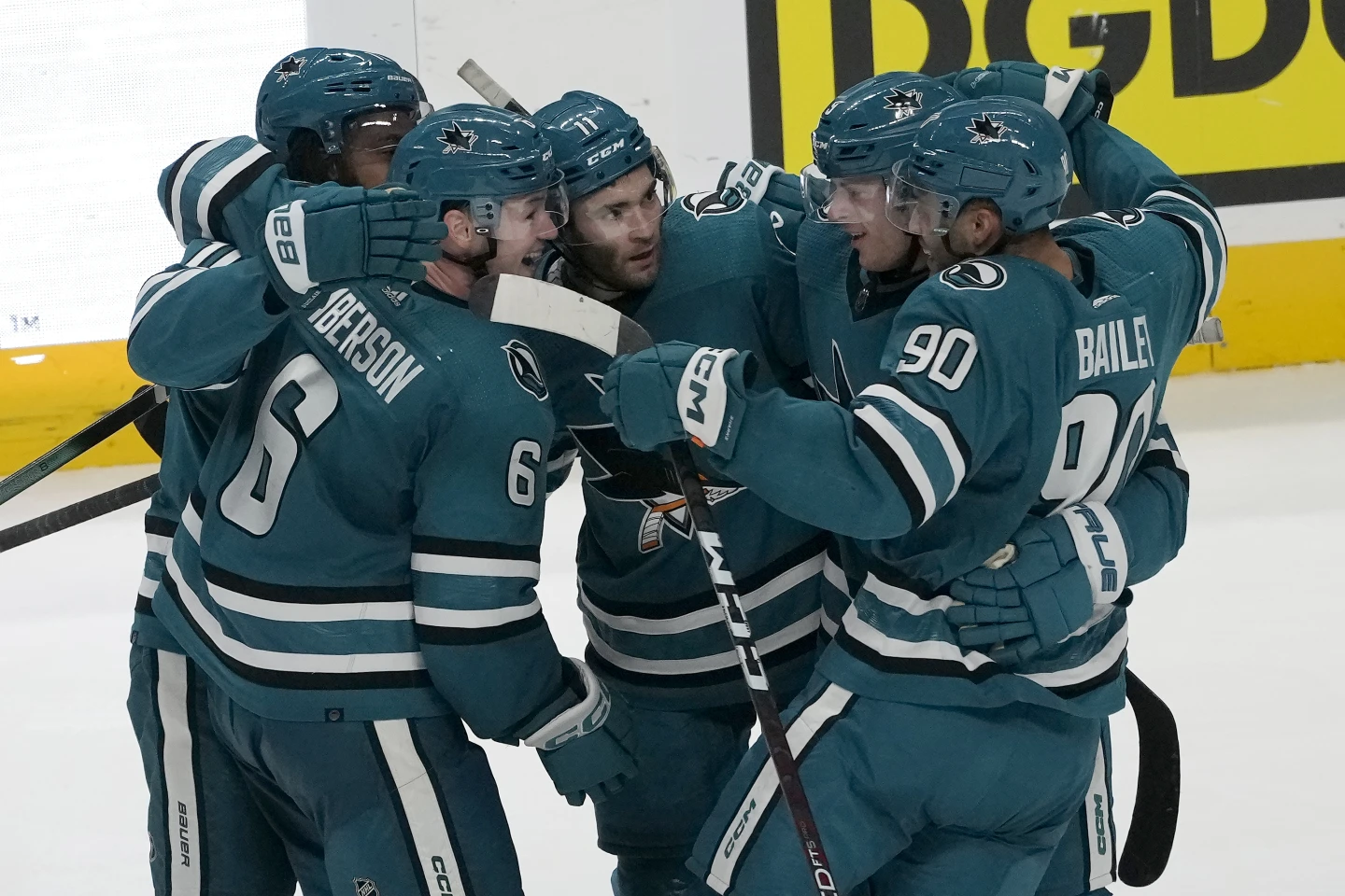 NHL卢克·库宁攻入一球反超比分，鲨鱼队2-1战胜首都队