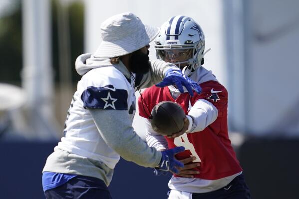 Cowboys RB Ezekiel Elliott trying out futuristic new helmet for 2022