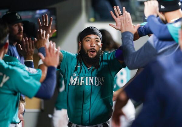 Mariners snap 4-game losing streak and gain ground in playoff race