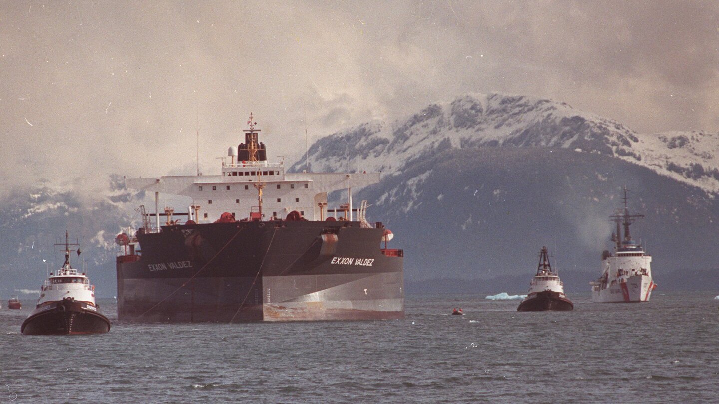 Днес в историята: 24 март Exxon Valdez катастрофира в Аляска, създавайки огромен нефтен разлив