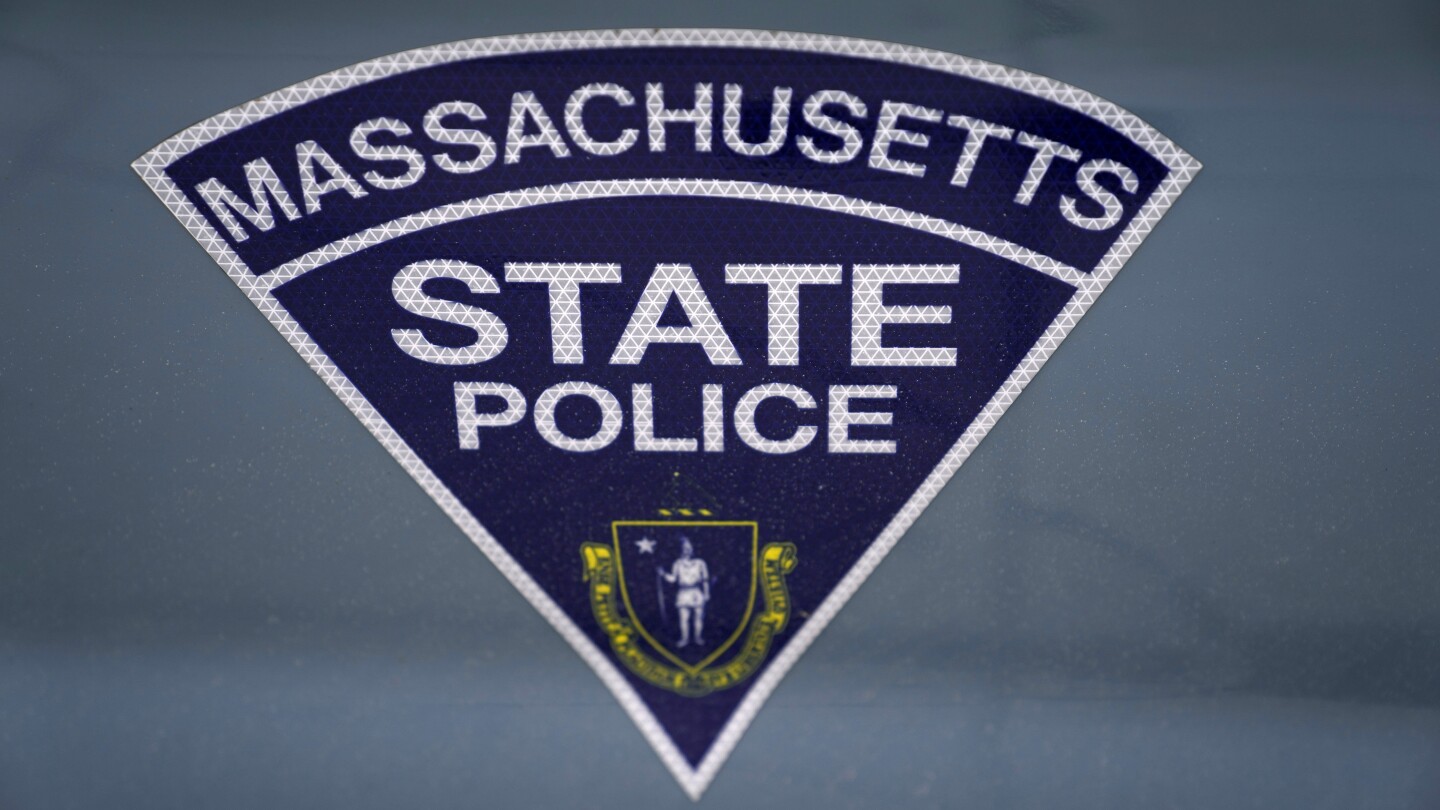 Щатски полицаи от Масачузетс, арестувани за вземане на подкупи, за да преминат търговски шофьори на тест