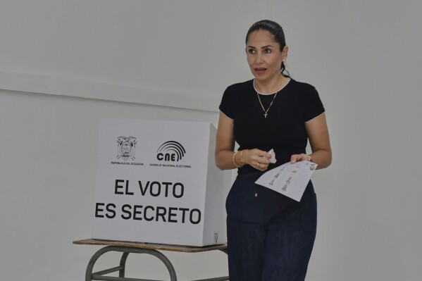 Luisa González, candidata presidencial del partido Revolución Ciudadana, vota en la segunda vuelta de las elecciones presidenciales en Canuto, Ecuador, el domingo 13 de abril de 2025. (AP Foto/Ariel Ochoa)