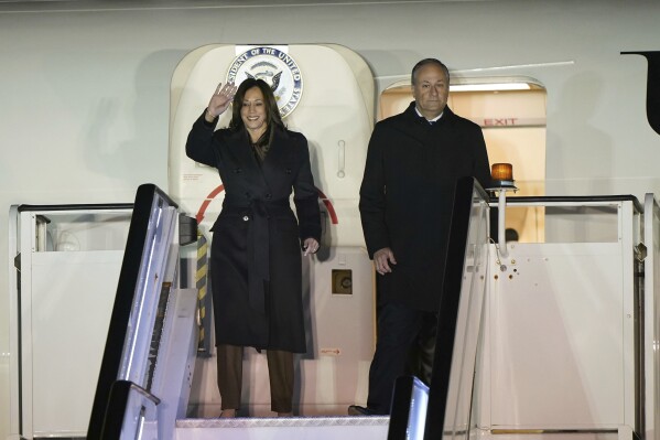 US Vice President Kamala Harris, with husband Second Gentleman Douglas Emhoff, arrives at Stansted Airport for her visit to the UK to attend the AI safety summit at Bletchley Park, in Stanstead, England, Tuesday, Oct. 31, 2023. (Joe Giddens/PA via 麻豆传媒app)