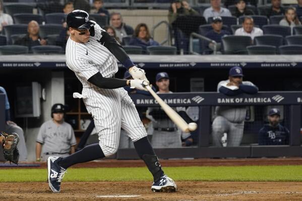 Yankees' Brett Gardner nearly breaks his face during dugout