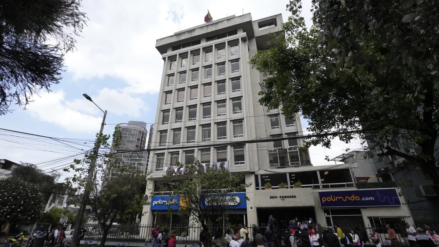 Venezuela cierra su embajada de Ecuador en protesta por redada policial en la embajada de México
