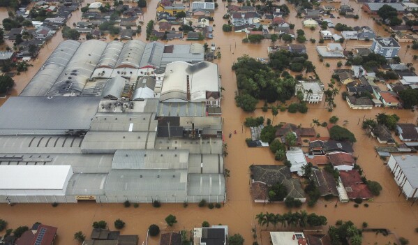 PLIK – Ulice są zalane po ulewnym deszczu w Sao Sebastiao do Cai, stan Rio Grande do Sul, Brazylia, 2 maja 2024 r.  W świecie coraz bardziej przyzwyczajonym do gwałtownych wahań pogody wydaje się, że ostatnie kilka dni i tygodni wyniosło te ekstrema środowiskowe na nowy poziom.  (AP Photo/Carlos Macedo, plik)