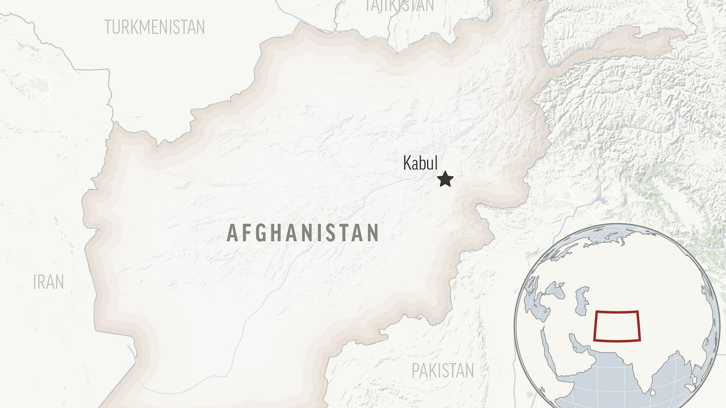 Пакистанските въздушни удари са насочени към предполагаеми скривалища на пакистански талибани в Афганистан, твърдят официални лица