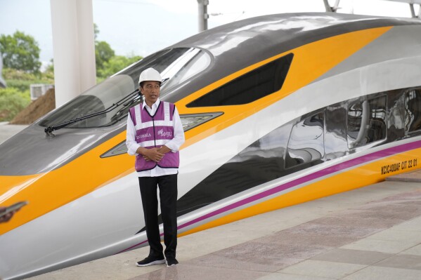 文件 - 2022 年 10 月 13 日，印度尼西亚总统佐科·维多多 (Joko Widodo) 在访问印度尼西亚西爪哇省德加鲁阿尔 (Tegalluar) 的雅加达-万隆快速火车站时，站在新落成的综合检查列车 (CIT) 单元附近。从他长大的河边贫民窟到担任印度尼西亚总统，突显了这个世界第三大民主国家与十年前残酷的独裁时代的转变有多大。 维多多的第二个也是最后一个五年任期将于 10 月结束，被一些人视为亚洲的巴拉克·奥巴马 (Barack Obama)，他留下了令人印象深刻的经济增长和一系列雄心勃勃的基础设施项目的遗产，其中包括一项耗资 330 亿美元的计划，将印度尼西亚拥挤的首都迁往印度尼西亚。婆罗洲边境岛屿。  （美联社照片/Dita Alangkara，档案）