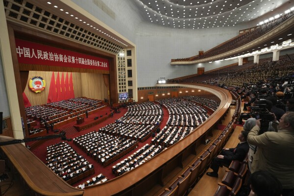 Các nhà lãnh đạo và đại biểu Trung Quốc tham dự phiên khai mạc Hội nghị Hiệp thương Chính trị Nhân dân Trung Quốc tại Đại lễ đường Nhân dân ở Bắc Kinh, Thứ Hai, ngày 4 tháng 3 năm 2024. (Ảnh AP/Tatan Syuflana)