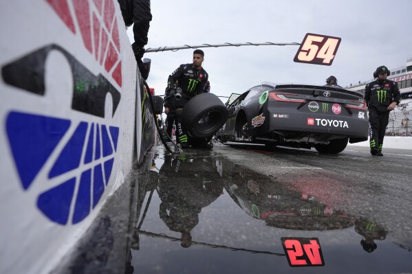 Pit crew for Ty Gibbs (54) work on the car in pit lane during a rain delay in a NASCAR Cup Series race, Sunday, June 23, 2024, at New Hampshire Motor Speedway in Loudon, N.H. (ĢӰԺ Photo/Steven Senne)