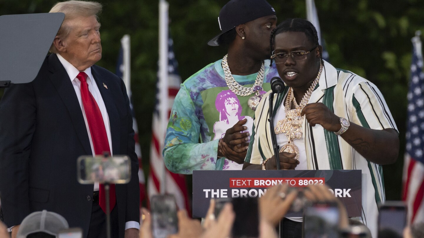 Тръмп се появи на сцената на митинга си в Бронкс с двама рапъри, обвинени в дело за престъпна банда